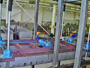 絲(sī)杆升降(jiàng)機4台聯(lián)動使用(yong)現場